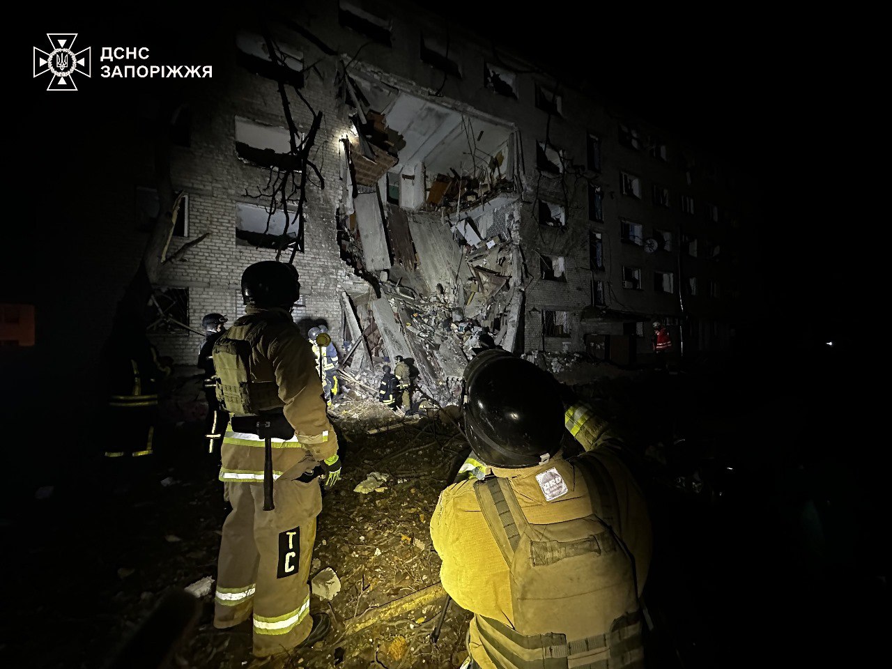 Наслідки влучань російських військових по гуртожитку у Запоріжжі, жовтень 2025. Фото: ДСНС Запоріжжя