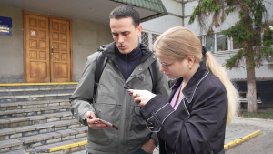 Зображення до посту: Обвинувачений у справі ТЦК вибив телефон журналіста після вироку