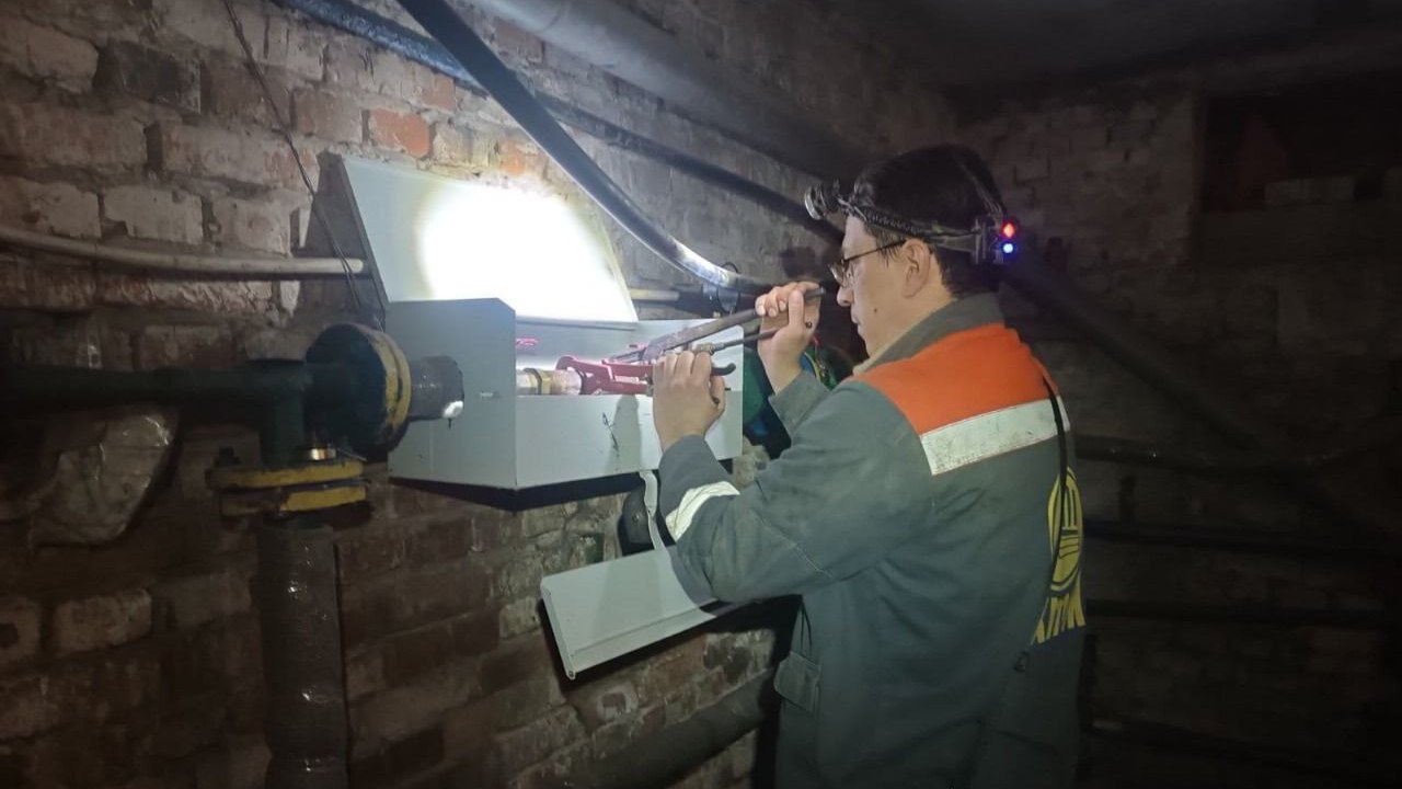 Комунальник ремонтує мережі в Харкові