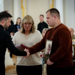 Президент вручив ордени «Золота Зірка» рідним загиблих Героїв. Фото: Офіс президента України