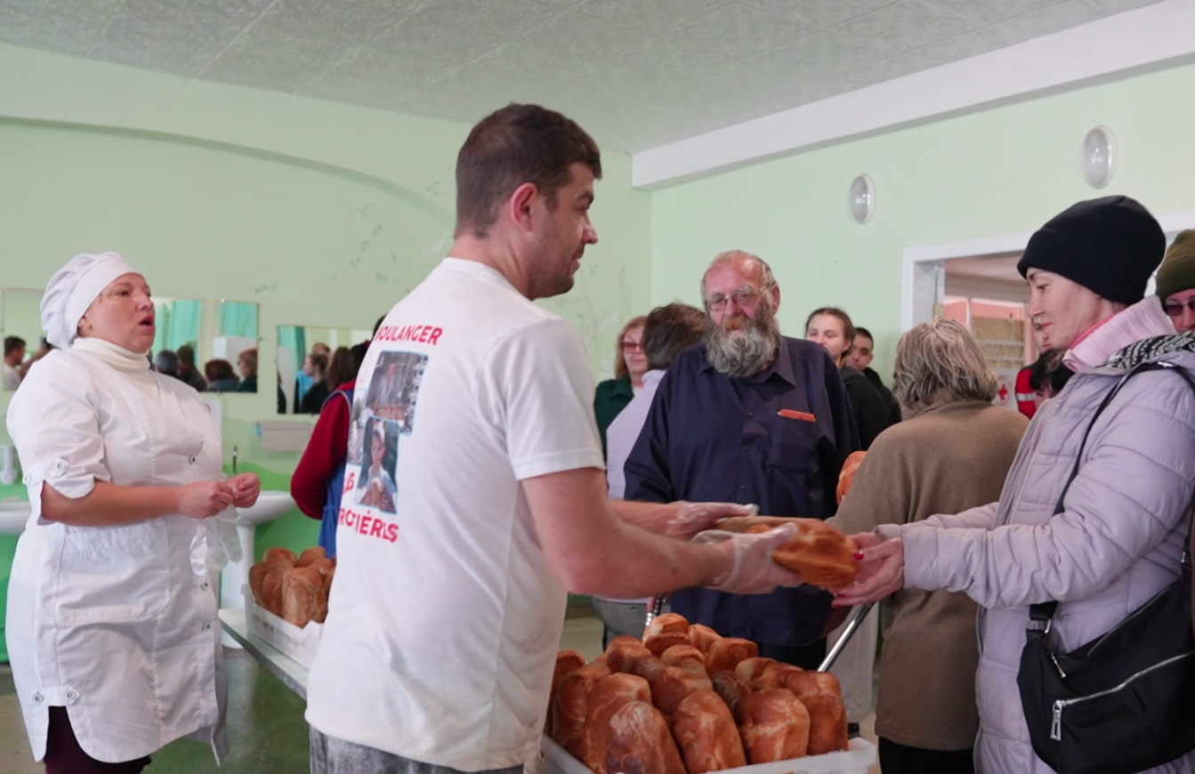 Зображення до:  Французькі волонтери пекли хліб для переселенців у Лозовій