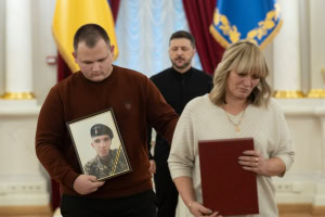 Зображення до посту: Президент вручив ордени «Золота Зірка» рідним загиблих Героїв України з Харківщини