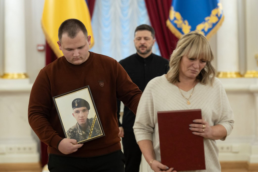 Зображення до:  Президент вручив ордени «Золота Зірка» рідним загиблих Героїв України з Харківщини