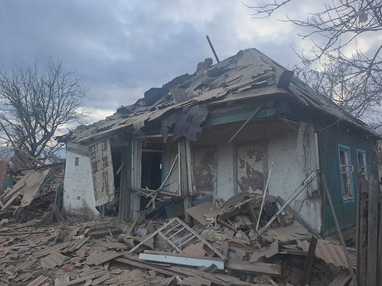 Наслідки російських обстрілів на Куп'янщині. Фото: Андрій Канашевич