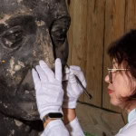 Реставрятор працює з експонатом музею Сковороди на Харківщині