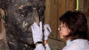 Зображення до посту: «Бюст збирали по шматочках»: у зруйнованому музеї Сковороди відновлюють експонати