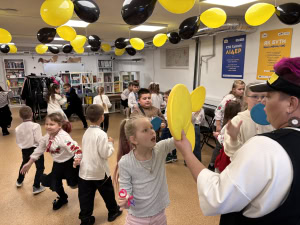 Зображення до посту: «Тітка Панда» в укритті ліцею, де жили окупанти: в Ізюмі відкрили найбільший підземний освітній простір