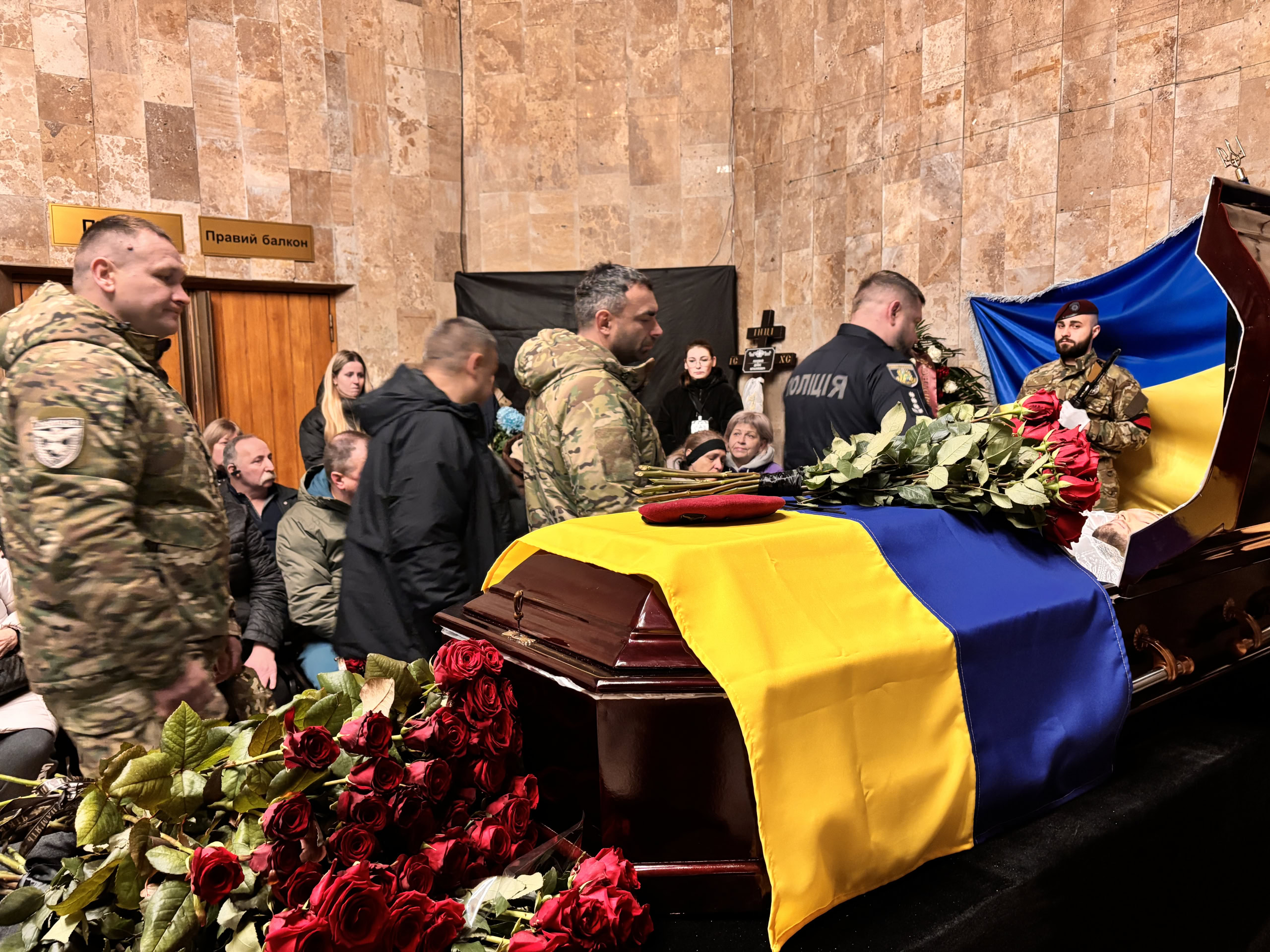 Зображення до:  «Він спас усіх нас»: у Харкові попрощались з поліцейським-спецпризначенцем