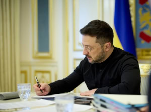 Зображення до посту: Зеленський підписав закон про тимчасове бронювання працівників оборонних і критичних підприємств