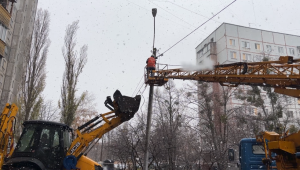 Зображення до посту: У Харкові прибирають наслідки нічної атаки дронів 19 листопада: відео