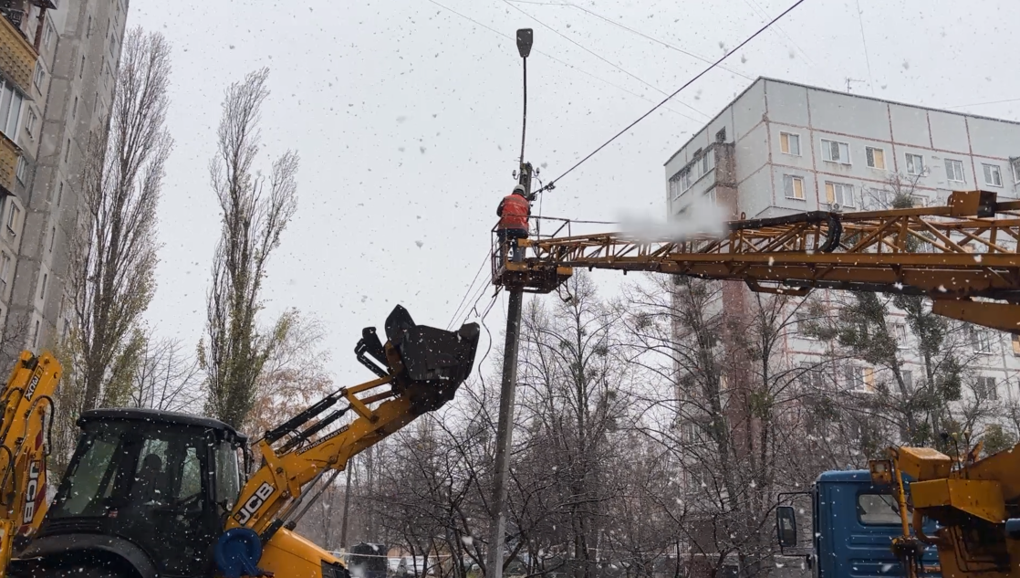 Зображення до:  У Харкові прибирають наслідки нічної атаки дронів 19 листопада: відео