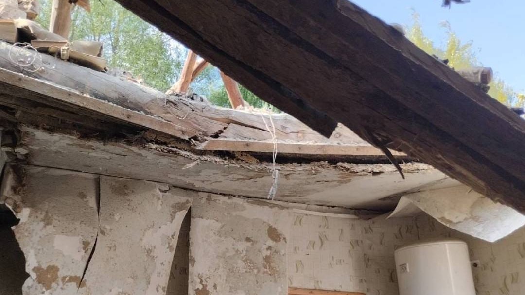 Зображення до:  У Великобурлуцькій громаді від обстрілу постраждала жінка, побиті оселі й адмінбудівля