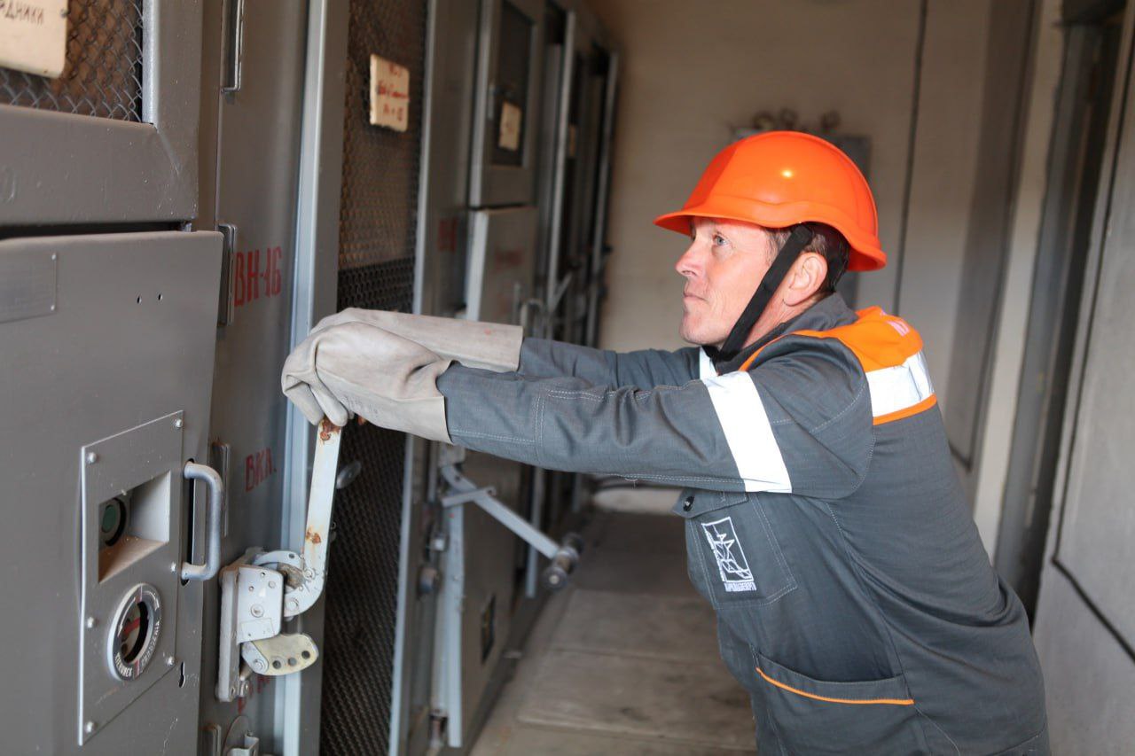 Енергетик на підстанції