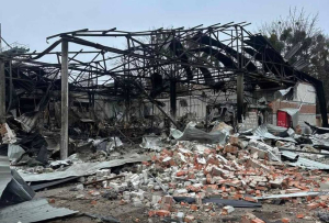 Зображення до посту: Російські дрони знищили відділення «Нової пошти» у Чугуєві