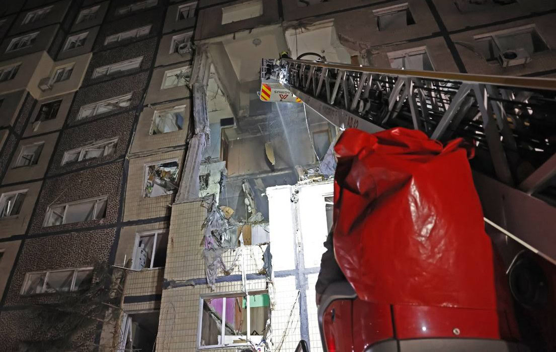 Зображення до:  У Дніпрі розбирають завали у багатоповерхівці, в яку влучив дрон