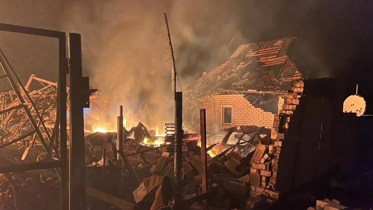 Зображення до:  Від удару по Приколотному поранені дві жінки, спалахнула пожежа