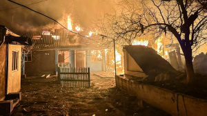 Зображення до посту: У Великому Бурлуці від дронового удару загинув цивільний, спалахнула пожежа