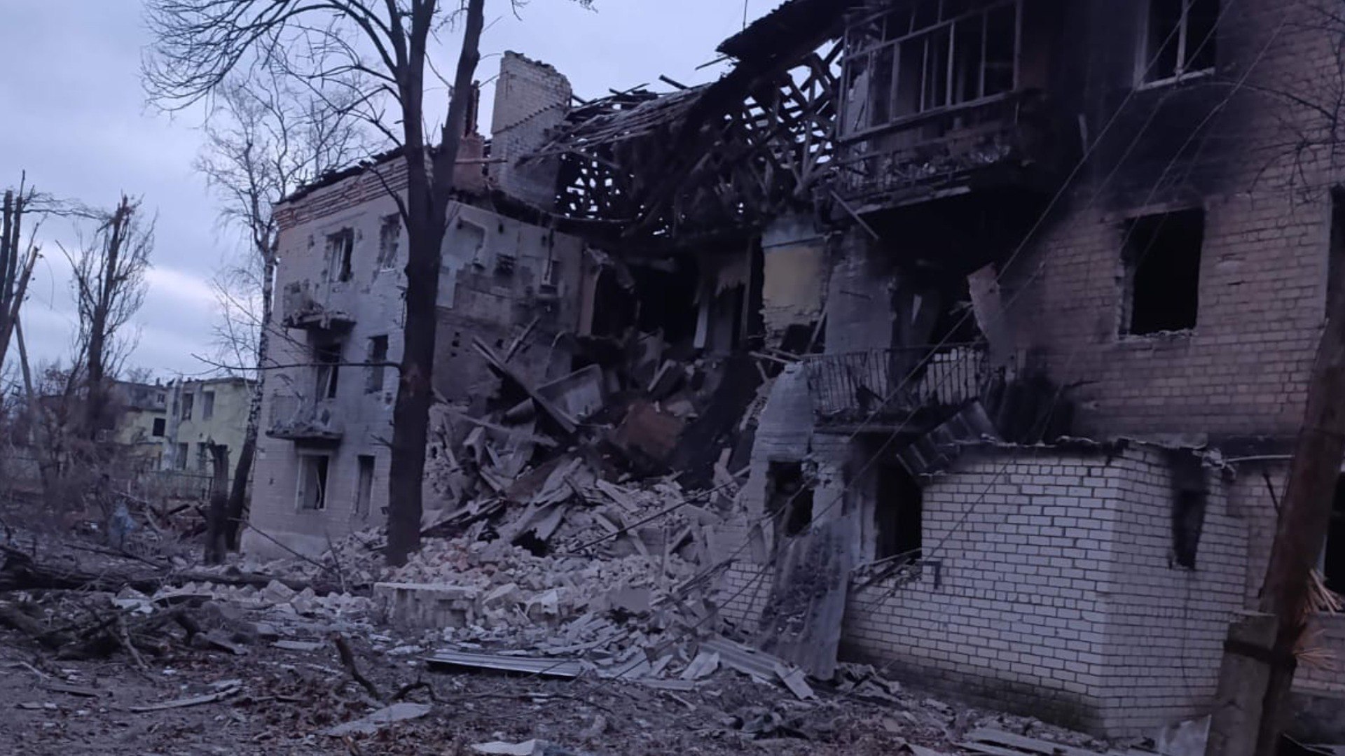 Зображення до:  Обстріли Харківщини: у Лозовій — пошкодження на залізниці, на Золочівщині побита агротехніка