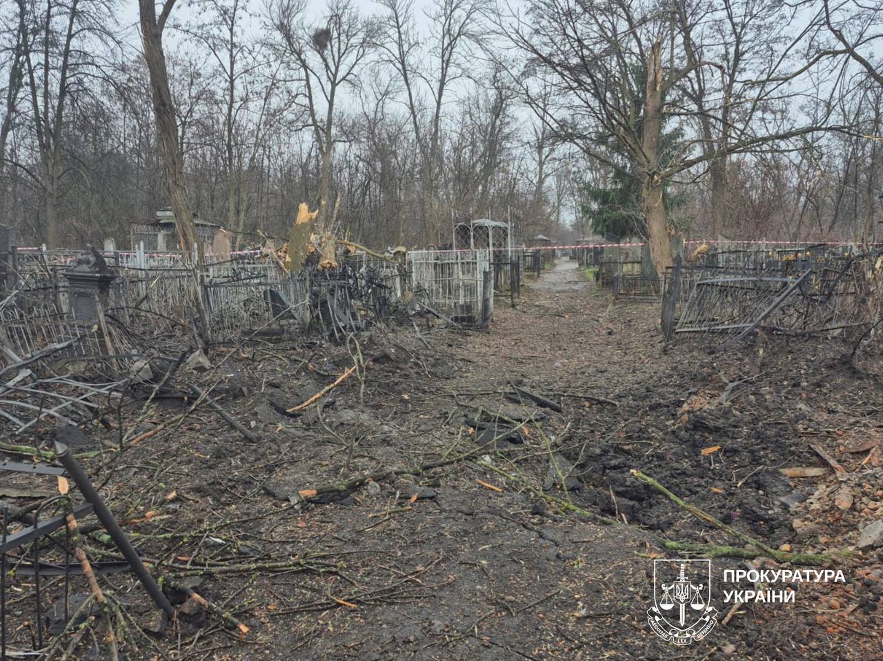 У Харкові авіабомба влучила по цвинтарю. Фото: Харківська обласна прокуратура
