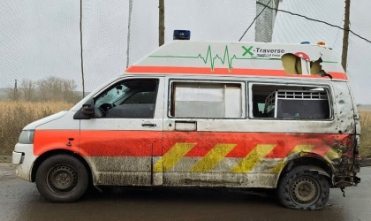 Пошкоджене від вибуху на Куп'янському напрямку фронту медичне авто