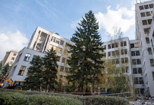 Зображення до посту: Вибито понад 400 вікон: скільки коштує заміна вікон Держпрому після обстрілу