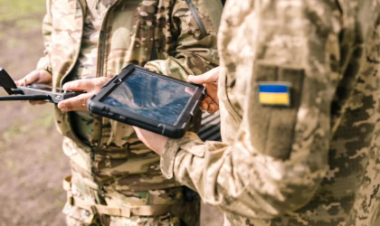 Військові з планшетом