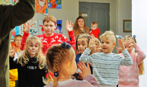 Зображення до посту: «Олені Святого Миколая»: українці зі Швельма передали подарунки дітям Херсона