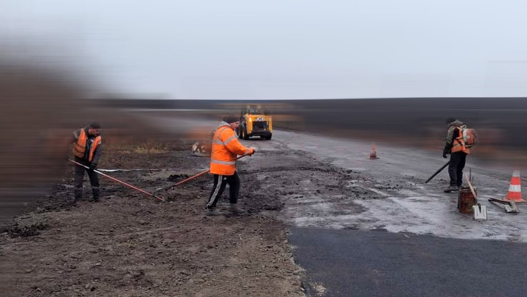 Зображення до:  На Золочівщині відновили дорогу, пошкоджену ударом російської ракети