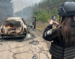 Зображення до посту: У поліції показали наслідки влучання дрона в авто у Чугуївському районі