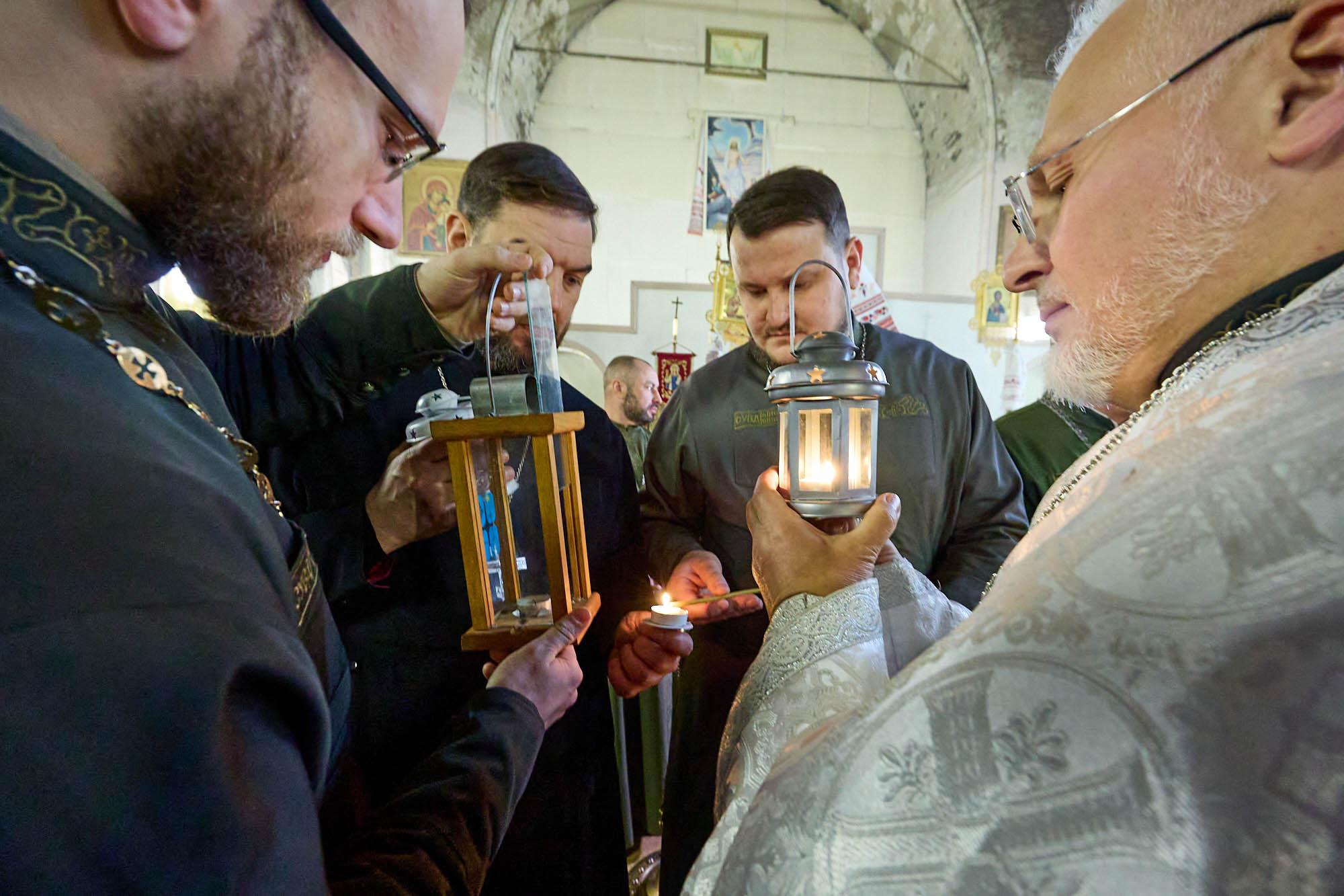 Зображення до:  Харківські пластуни передали захисникам Вифлеємський вогонь миру: фото