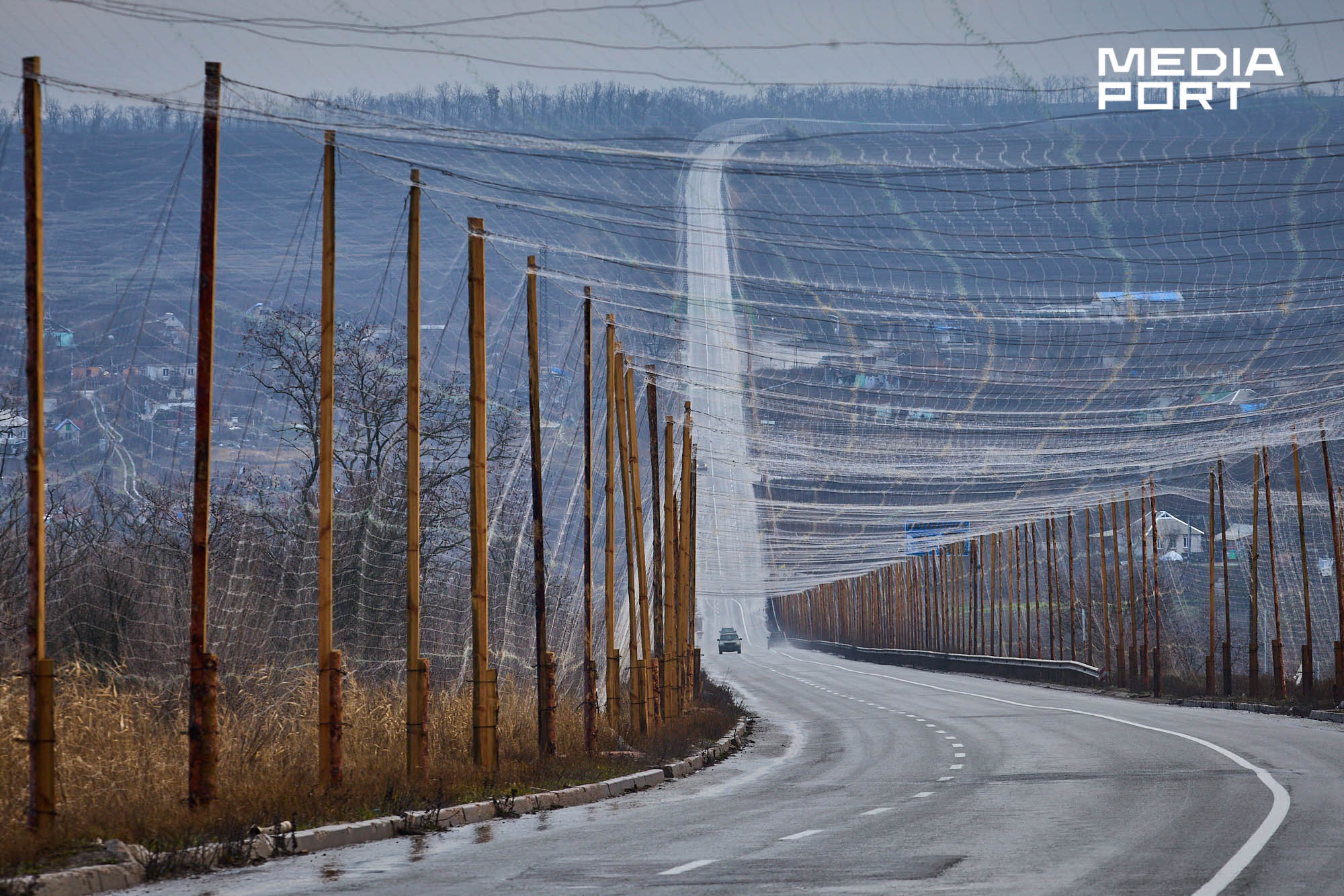Ізюм, грудень 2025, антидронові сітки на шляхах Харківщини