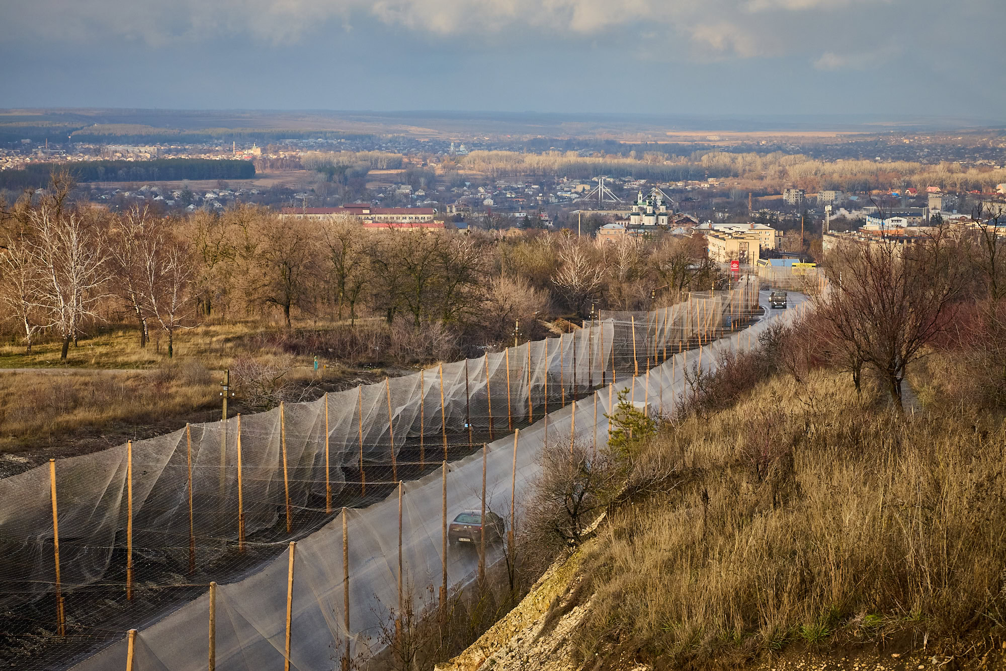 Зображення до:  Дороги в Ізюмі захищають антидроновими сітками