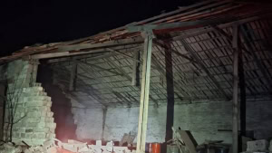 Зображення до посту: У Ківшарівці від обстрілу постраждав 73-річний чоловік, у Слатиному пошкоджено ферму