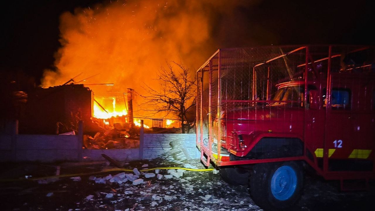 Зображення до:  Дронова атака спричинила пожежі у двох громадах Харківщини, поранено жінку