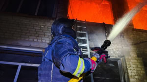 Зображення до посту: Через дроновий удар у Великобурлуцькій громаді загорівся ліцей