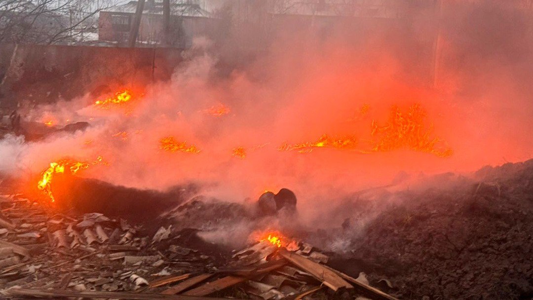 Зображення до:  Під Вовчанськом від обстрілу загинув цивільний, на Великобурлуччині спалахнула пожежа