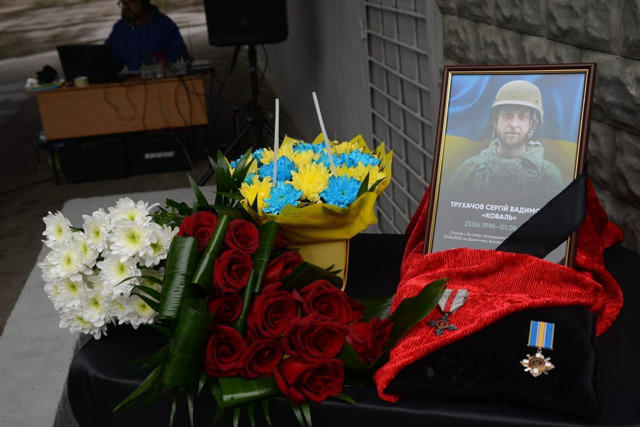 Зображення до:  У школах Харкова встановлять 11 меморіальних дошок загиблим військовим