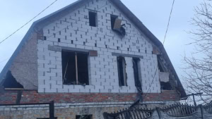 Зображення до посту: У Високому від обстрілу поранено 67-річного чоловіка, пошкоджено будинки