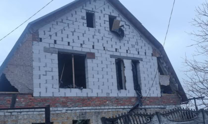 У Високому від обстрілу поранено 67-річного чоловіка, пошкоджено будинки Наслідки удару по Високому на Харківщині, 12 грудня 2025