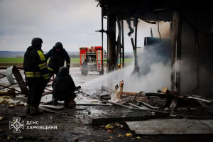 Зображення до посту: Рятувальники показали наслідки удару по заправці під Харковом: фото
