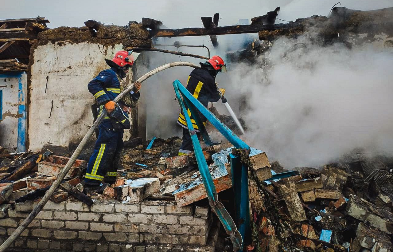 Зображення до:  Постраждали троє людей, серед яких діти: у ДСНС показали наслідки удару по Близнюківщині