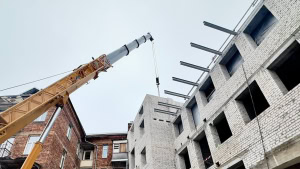 Зображення до посту: Як відновлюють після обстрілу будинок на вул. Свободи в Харкові: інформація міськради