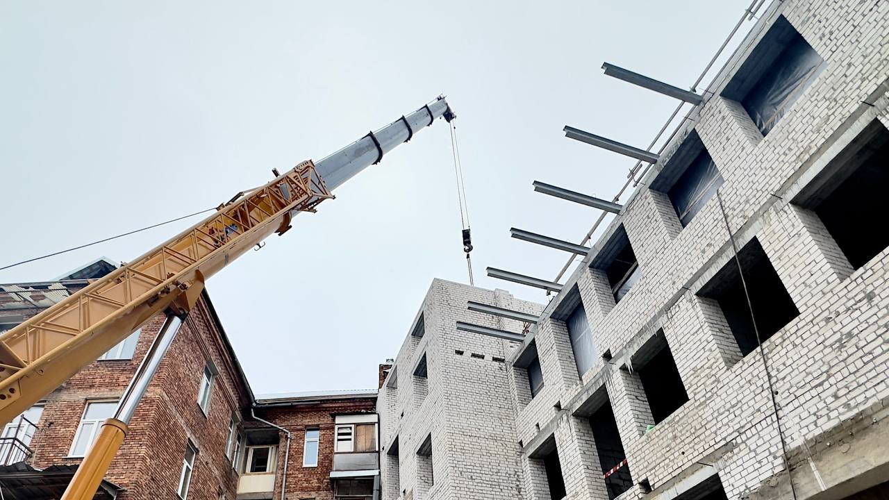 Зображення до:  Як відновлюють після обстрілу будинок на вул. Свободи в Харкові: інформація міськради