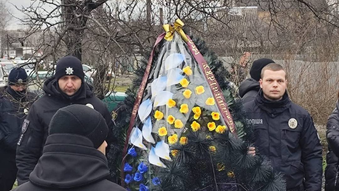 Зображення до:  У Валках поховали поліцейського, який загинув від удару по Нововодолазькій громаді