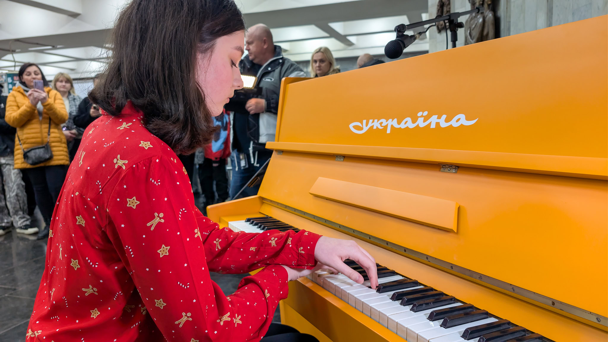Зображення до:  У харківському метро зазвучало піаніно «Україна» з Бахмута