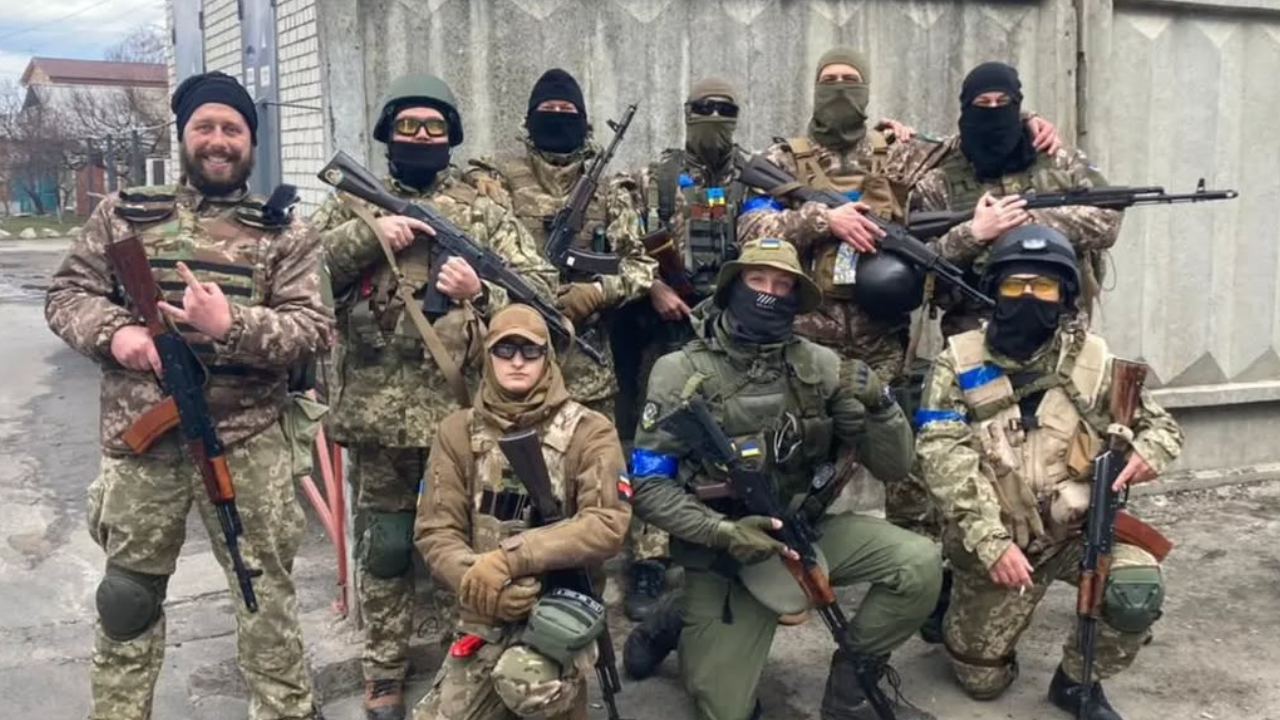 Олексій Калінін (ліворуч) у складі 113-ї бригади тероборони. Харків, 2022