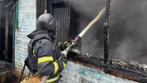 Зображення до посту: Через дронову атаку спалахнув будинок у Богодухівській громаді