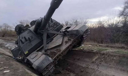 Танк на дорозі