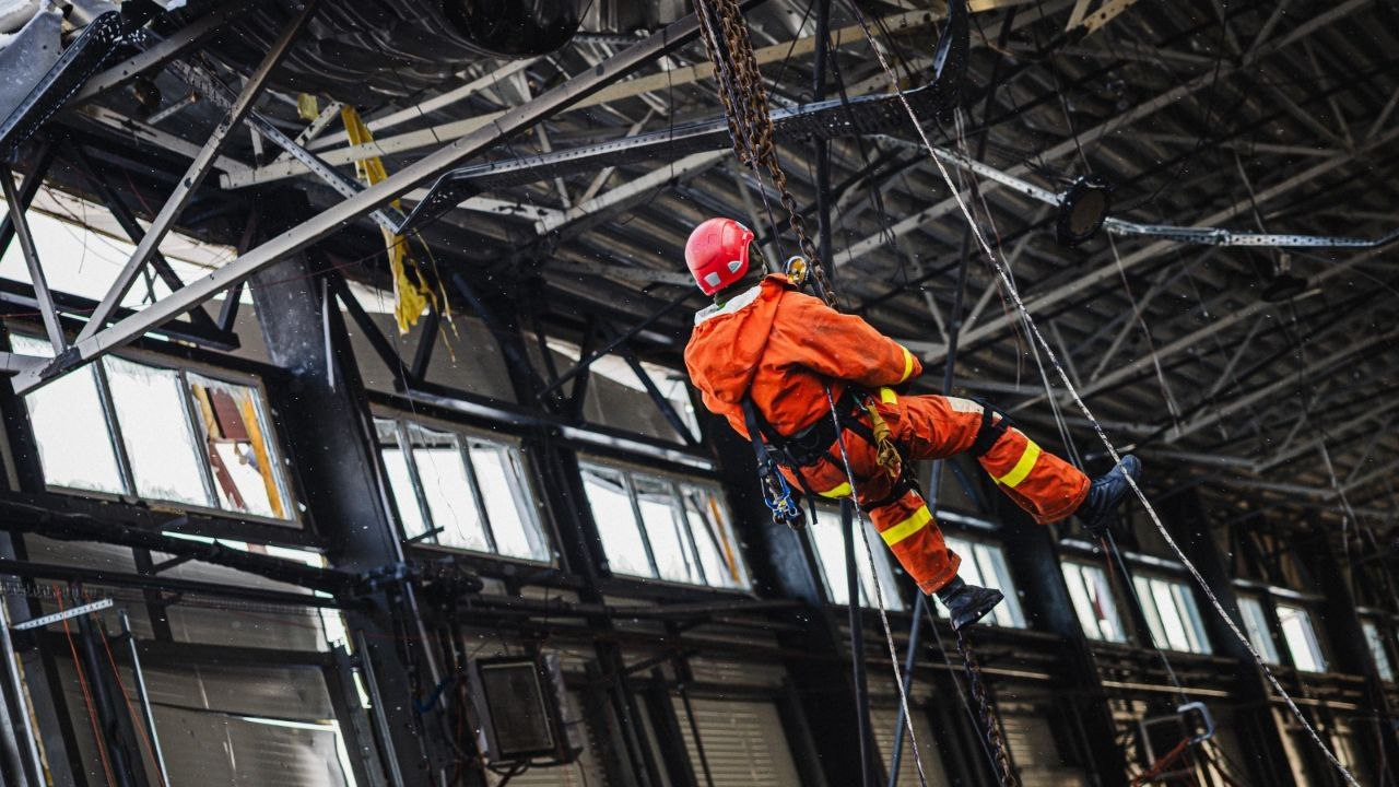 Зображення до:  Залучили колег з інших регіонів: як працює ДСНС на зруйнованому поштовому терміналі під Харковом