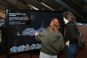 Зображення до посту: «Крізь морок. Світло памʼяті»: у Києві відкрили виставку про події війни на Харківщині